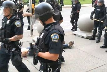 (VIDEO) Policajac udario starca, on pada i udara glavom u beton (VIDEO) Policajac udario starca, on pada i udara glavom u beton