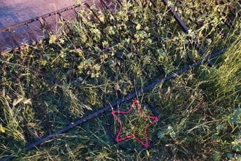 Odvaljen dio ograde oko partizanskog spomenika na Marezi Odvaljen dio ograde oko partizanskog spomenika na Marezi