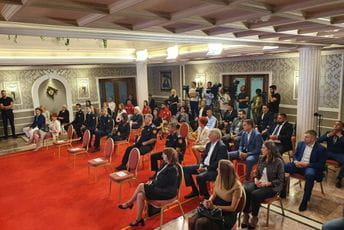 Nove isprave uručene pojedincima koji su se istakli u borbi sa koronavirusom (VIDEO) Sa dodjele ličnih dokumenata u Vili "Gorica"