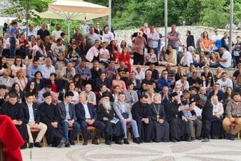 Carević: Mitropolite, vaš blagoslov za litije nam nedostaje, ne mogu nas sve pohapsiti (VIDEO) Carević: Mitropolite, vaš blagoslov za litije nam nedostaje, ne mogu nas sve pohapsiti (VIDEO)