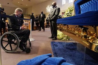 SAD se opraštaju od Flojda, stotine građana odaju počast SAD se opraštaju od Flojda, stotine građana odaju počast