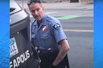 Policajac optužen za ubistvo Flojda se pojavio pred sudom: Sudija zatražio kauciju od milion dolara Policajac optužen za ubistvo Flojda se pojavio pred sudom: Sudija zatražio kauciju od milion dolara