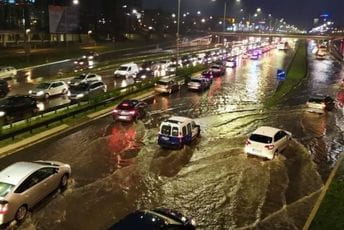 Beograd pod vodom: Plivali automobili, padalo drveće Beograd pod vodom: Plivali automobili, padalo drveće