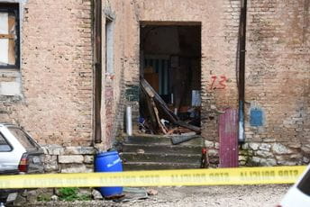 BiH: Očajni otac iz plamena, s krova, bacio dvogodišnjeg dječaka ka spasiocima BiH: Očajni otac iz plamena, s krova, bacio dvogodišnjeg dječaka ka spasiocima