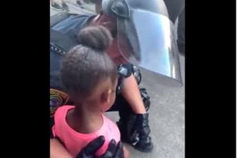 Devojčica se uplašila policije na protestu: “Hoćete li da me upucate” Devojčica se uplašila policije na protestu: “Hoćete li da me upucate”