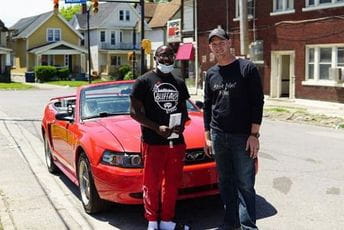 Srednjoškolac očistio ulice poslije protesta, sugrađanin mu u znak zahvalnosti poklonio auto Srednjoškolac očistio ulice poslije protesta, sugrađanin mu u znak zahvalnosti poklonio auto