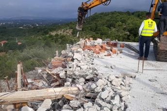 U Ulcinju srušen nelegalno građen konak MCP SPC, narušavao ambijentalnu cjelinu Crkve Svetog Vasilija Ostroškog iz XVIII vijeka U Ulcinju srušen nelegalno građen konak MCP SPC, narušavao ambijentalnu cjelinu Crkve Svetog Vasilija Ostroškog iz XVIII vijeka