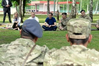 Bošković sa vojnicima: Vrlo časno i izazovno zanimanje, traži odricanja Bošković sa vojnicima: Vrlo časno i izazovno zanimanje, traži odricanja