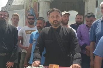 Vjernici SPC se okupljaju kod krstionice U Tivtu Vjernici SPC se okupljaju kod krstionice U Tivtu