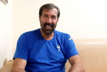 Politika je kao krava na krovu, pitate se – kako se ovo govedo popelo ovako visoko Politika je kao krava na krovu, pitate se – kako se ovo govedo popelo ovako visoko