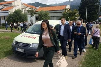 Radović nije dozvolio novoformiranoj većini da uđe u parlament Radović nije dozvolio novoformiranoj većini da uđe u parlament