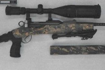 Bivši zatvorski čuvar uhapšen sa 10 kila kokaina, snajperom i 30.000 eura Bivši zatvorski čuvar uhapšen sa 10 kila kokaina, snajperom i 30.000 eura