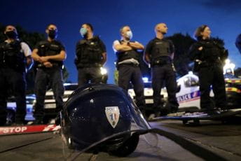 Francuska: Policajci protestuju jer im je zabranjen zahvat gušenja Francuska: Policajci protestuju jer im je zabranjen zahvat gušenja