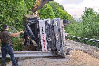 „Mikser“ se prevrnuo, vozač nije povrijeđen „Mikser“ se prevrnuo, vozač nije povrijeđen