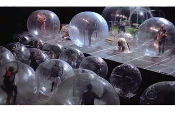 Novi nivo onlajn nastupa: Flaming Lips pjevali u balonima (VIDEO) Novi nivo onlajn nastupa: Flaming Lips pjevali u balonima (VIDEO)