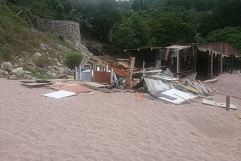 Budva: Srušili privremeni objekat, uklonili dio krova Budva: Srušili privremeni objekat, uklonili dio krova