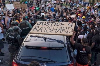 Policija u Atlanti ubila nenaoružanog Afroamerikanca, buknuli nemiri (VIDEO) Sa protesta u Atlanti