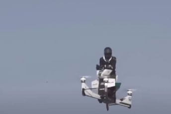 Policajac u Dubaiju uništio "leteći motocikl" (VIDEO) Policajac u Dubaiju uništio "leteći motocikl" (VIDEO)