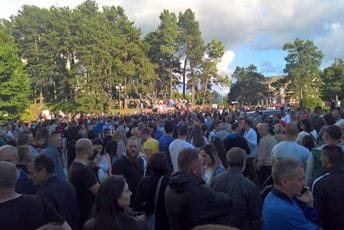 U Nikšiću građani šetali samoinicijativno, Carević i Radović bili na litiji u Budvi U Nikšiću građani šetali samoinicijativno, Carević i Radović bili na litiji u Budvi