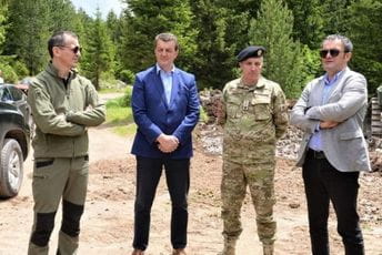 Vojska u Pljevljima gradi kapitalni put i stambenu zgradu Vojska u Pljevljima gradi kapitalni put i stambenu zgradu