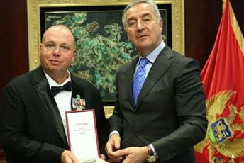 Đukanović uručio orden crnogorske zastave pravnom savjetniku u Ambasadi SAD Đukanović uručio orden crnogorske zastave pravnom savjetniku u Ambasadi SAD