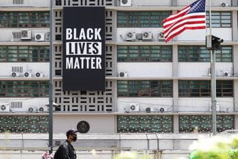 Transparent "Crni životi su važni" skinut s američke ambasade, nije se sviđao Trampu Transparent "Crni životi su važni" skinut s američke ambasade, nije se sviđao Trampu