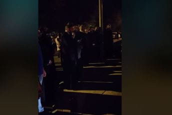 Sveštenici ispred zgrade podgoričke policije čitaju molitvu u znak podrške Šljivančaninu Sveštenici ispred zgrade podgoričke policije čitaju molitvu u znak podrške Šljivančaninu