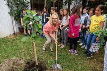 Đaci iznenadili učiteljicu neobičnim poklonom Đaci iznenadili učiteljicu neobičnim poklonom