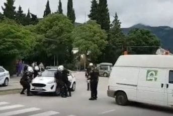 Komunalna policija blokirala saobraćajnicu u Budvi, uhapšen načelnik (VIDEO)
