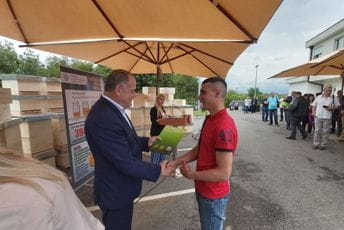 Simović: Ohrabrujući trend interesovanja mladih za pčelarstvo Simović: Ohrabrujući trend interesovanja mladih za pčelarstvo