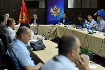 Za gašenje požara pripravno 600 vatrogasaca i 180 vozila (VIDEO) Sa sastanka