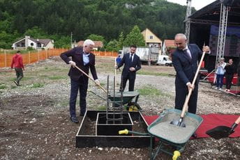 Marković položio kamen temeljac: Dom za 65 porodica – 53 zaposlenih u kulturi i 12 u Prijestonici Marković položio kamen temeljac: Dom za 65 porodica – 53 zaposlenih u kulturi i 12 u Prijestonici