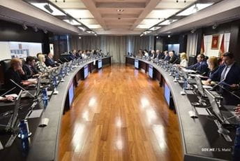 Umjesto što prozivate EU, pošaljite poziv izgrednicima koji su izazvali nasilje i nerede u Budvi Umjesto što prozivate EU, pošaljite poziv izgrednicima koji su izazvali nasilje i nerede u Budvi