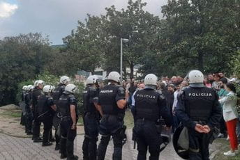 Građani se okupili ispred tužilaštva u Kotoru, počelo saslušanje Carevića Građani se okupili ispred tužilaštva u Kotoru, počelo saslušanje Carevića