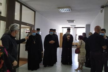 Počinje suđenje Joanikiju, građani se okupili ispred suda Počinje suđenje Joanikiju, građani se okupili ispred suda