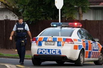 Auto uletio među demonstrante, dvije žene povrijeđene Auto uletio među demonstrante, dvije žene povrijeđene
