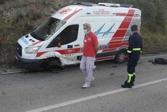U saobraćajnoj nezgodi oštećeno vozilo Hitne pomoći