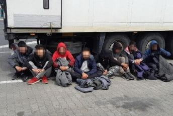 Slovenija: U cisternama srpskih tablica otkrili 22 migranta Slovenija: U cisternama srpskih tablica otkrili 22 migranta