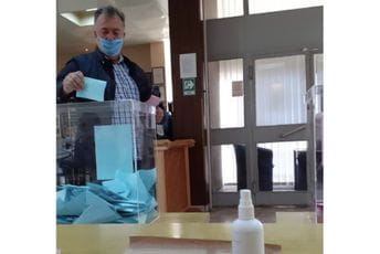 Prije dva dana policija nije znala gdje je Jutka, danas glasao u Brusu Prije dva dana policija nije znala gdje je Jutka, danas glasao u Brusu