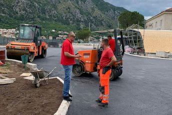 U toku asfaltiranje dijela magistrale od zgrade Luke do Kulturnog centra U toku asfaltiranje dijela magistrale od zgrade Luke do Kulturnog centra