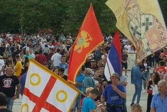Građani se okupili ispred hrama u Podgorici Građani se okupili ispred hrama u Podgorici