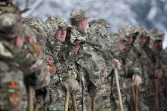 Crnogorski vojnici rame uz rame sa svim NATO članicama, ponosan i Đukanović Crnogorski vojnici rame uz rame sa svim NATO članicama, ponosan i Đukanović