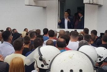 Poslanici Demokrata u zgradi SO Budva dok se ne okonča kriza Poslanici Demokrata u zgradi SO Budva dok se ne okonča kriza