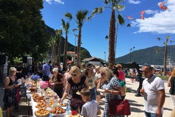 Rišnjani dočekali goste sa gastronomskim specijalitetima Rišnjani dočekali goste sa gastronomskim specijalitetima