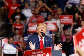 Dva Trampova pomoćnika pozitivna na koronu Dva Trampova pomoćnika pozitivna na koronu