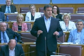 Medojević: Komunistički DPS novcem od šverca plaća gastarbajtere da glasaju na izborima Medojević: Komunistički DPS novcem od šverca plaća gastarbajtere da glasaju na izborima