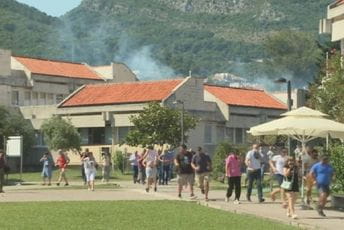 Budva: Policija sprovela Bulatovića do CB, bačen suzavac Budva: Policija sprovela Bulatovića do CB, bačen suzavac