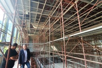 Aprcović zadovoljan dinamikom radova na zatvorenom bazenu Aprcović zadovoljan dinamikom radova na zatvorenom bazenu