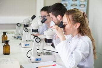 Centar izvrsnosti za biomedicinska istraživanja u Crnoj Gori podstiče profesionalni razvoj mladih istraživača Centar izvrsnosti za biomedicinska istraživanja u Crnoj Gori podstiče profesionalni razvoj mladih istraživača