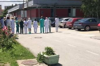 Brnabić i Lončar izviždani u Novom Pazaru, ljekari im okrenuli leđa Brnabić i Lončar izviždani u Novom Pazaru, ljekari im okrenuli leđa